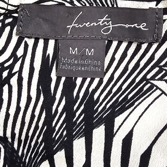 Forever 21 Women's Sleeveless Black & White Abstract Contemporary A-line Dress - Picture 14 of 15